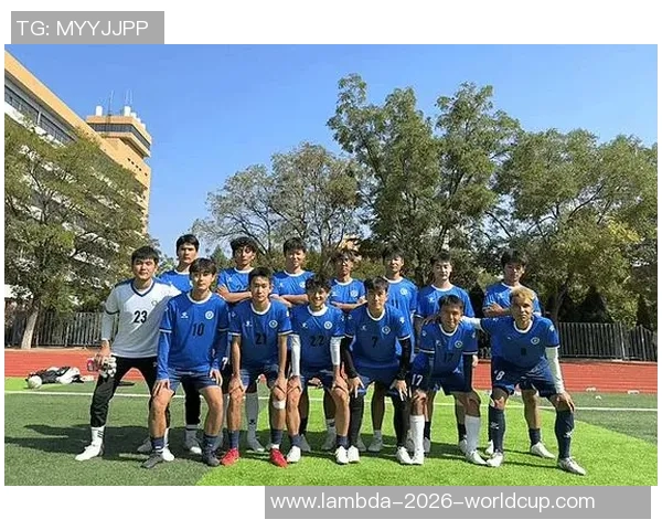 某校男子足球队奋勇拼搏力争在全国赛场上再创佳绩